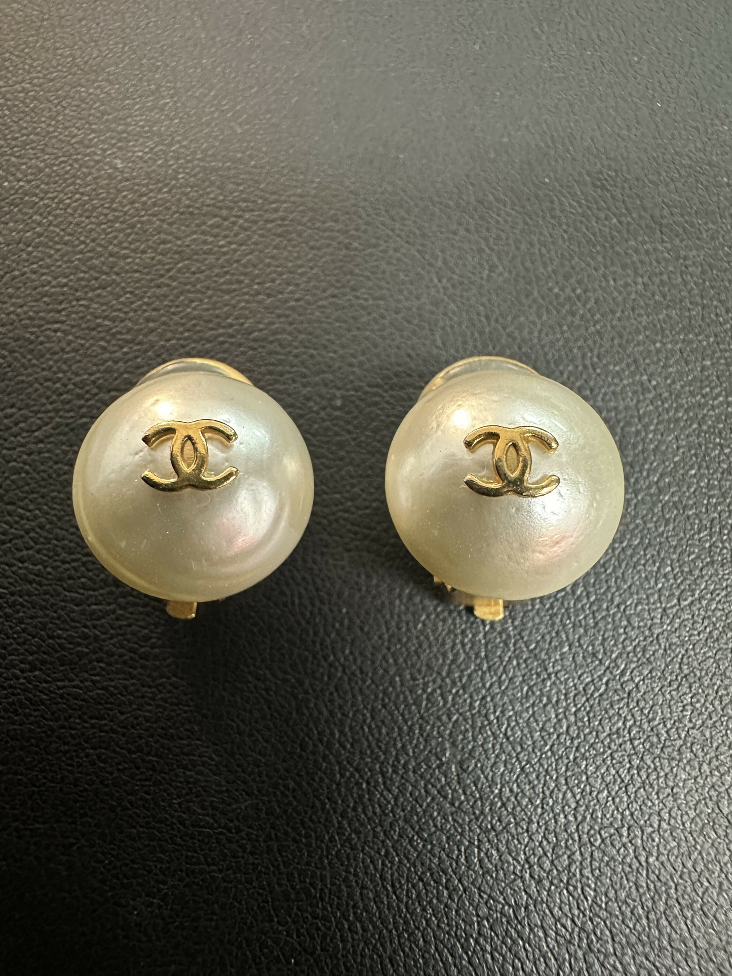 Chanel Vintage 95A Imitation Pearl White Round Clip-On Earrings