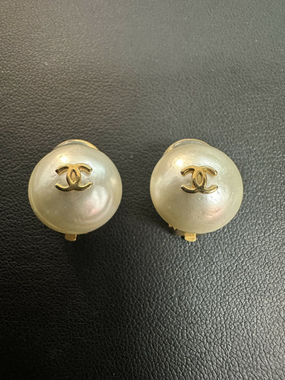 Chanel Vintage 95A Imitation Pearl White Round Clip-On Earrings