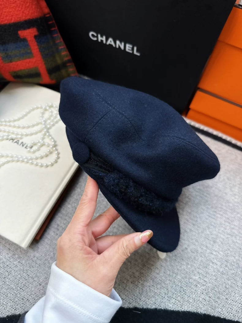 Chanel 19V cap in navy blue tweed, size M