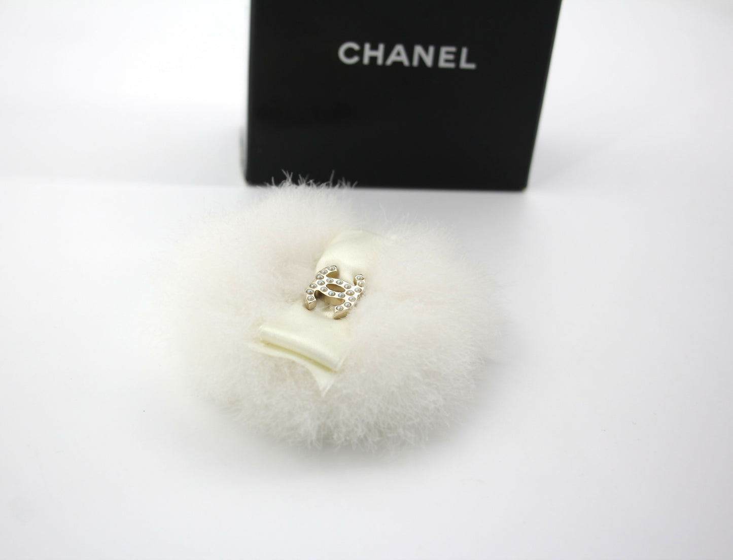 Chanel Vintage 04A Rabbit Fur White Round Bow Brooch