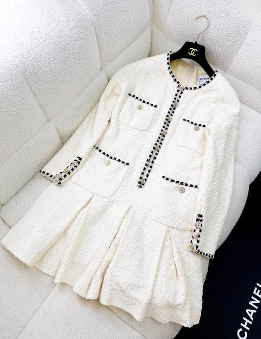 CHANEL Chanel 21S four pocket off-white dress - 38 Dress - Vintage fashion from Wararni