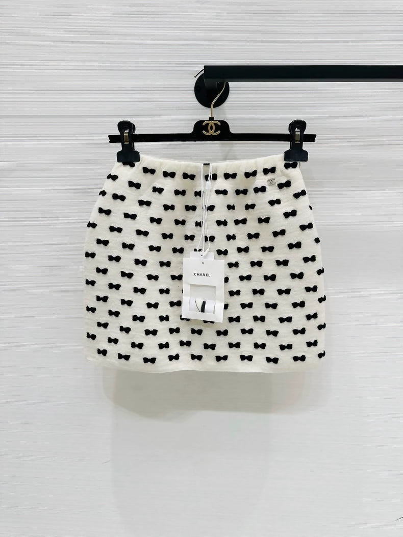 Chanel 25K white and black bow-tie midi skirt