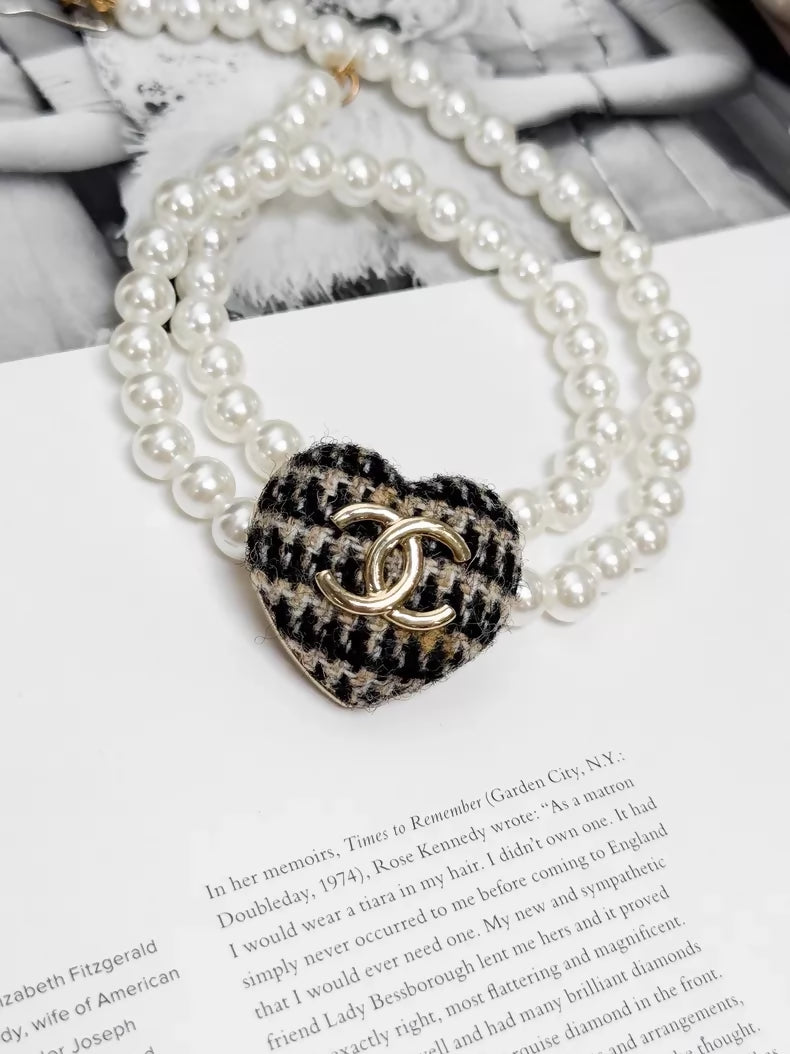 Chanel 20K black and brown heart brooch with gold cc logo