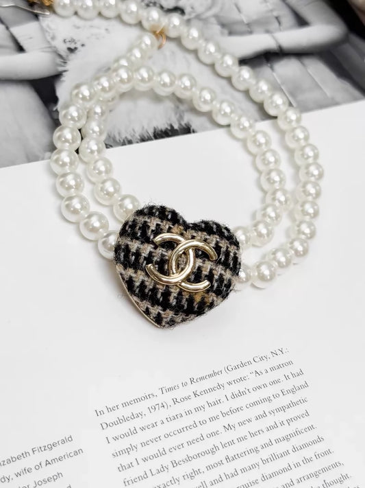 Chanel 20K black and brown heart brooch with gold cc logo