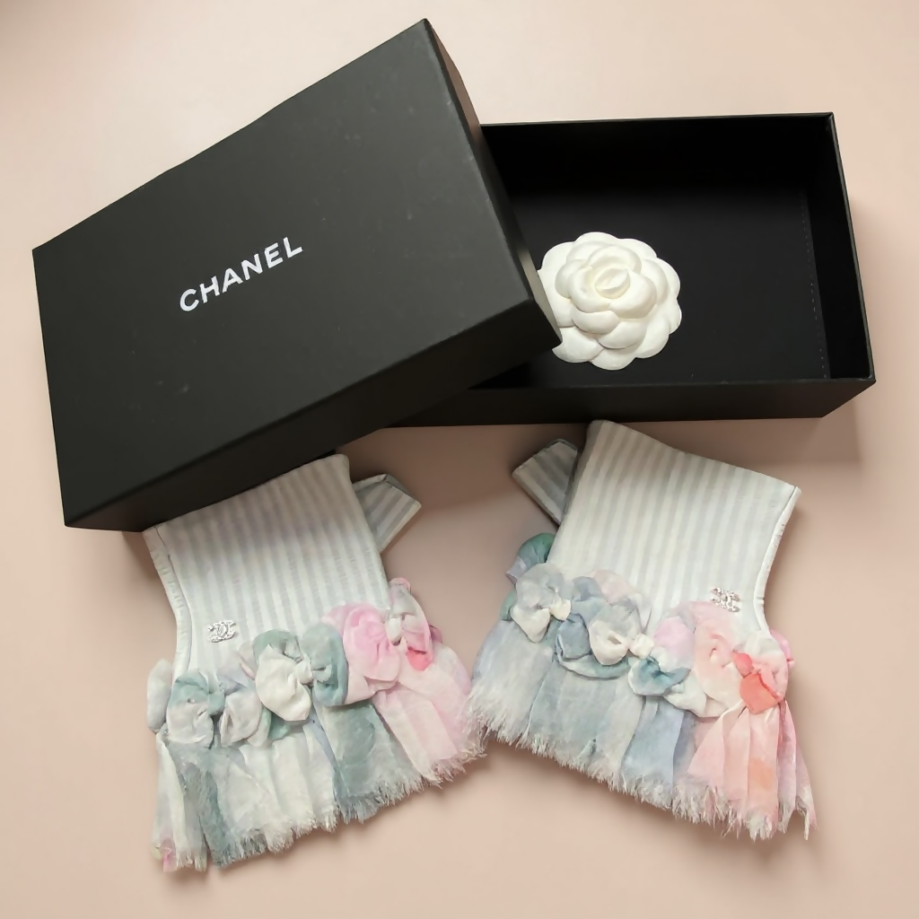 Rare Chanel 13C Paris-Versailles Mint Green Leather Silk Bows CC Fingerless Gloves Size 7.5