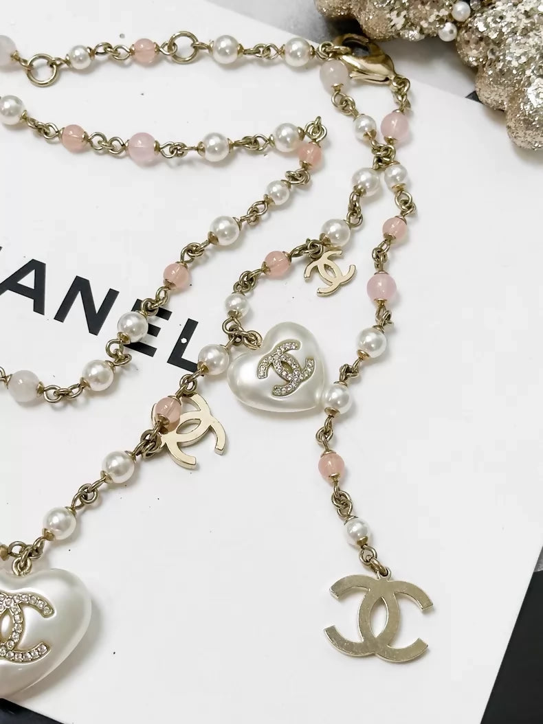Chanel 21B Gold and pink heart-shaped pearl necklace/waist chain/sweater chain