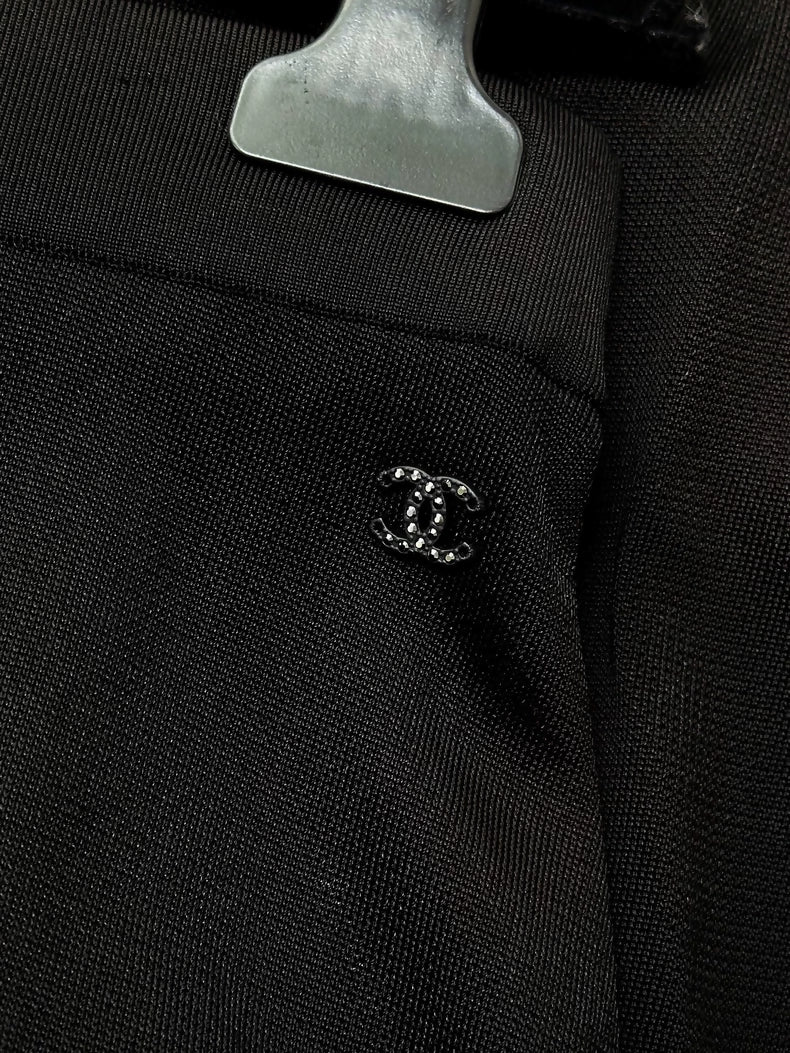 Chanel 25A black and off-white knit midi skirt