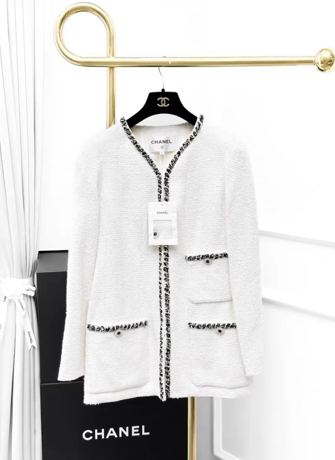 CHANEL Chanel 22 white jacket - 40 Jacket - Used fashion item from Wararni