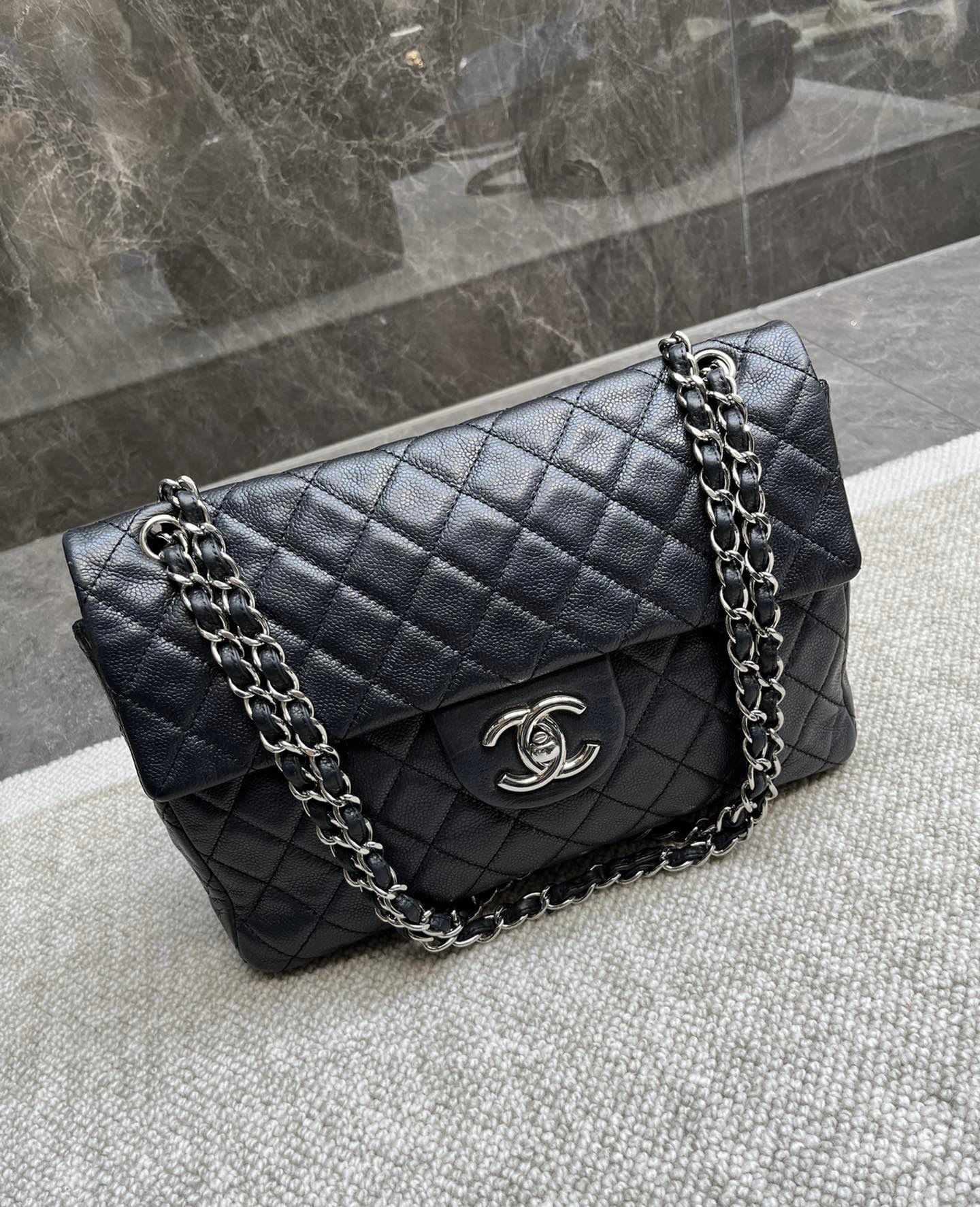 CHANEL Chanel Black Silver Caviar Airport Bag - One size Shoulder Bag - Vintage fashion from Wararni