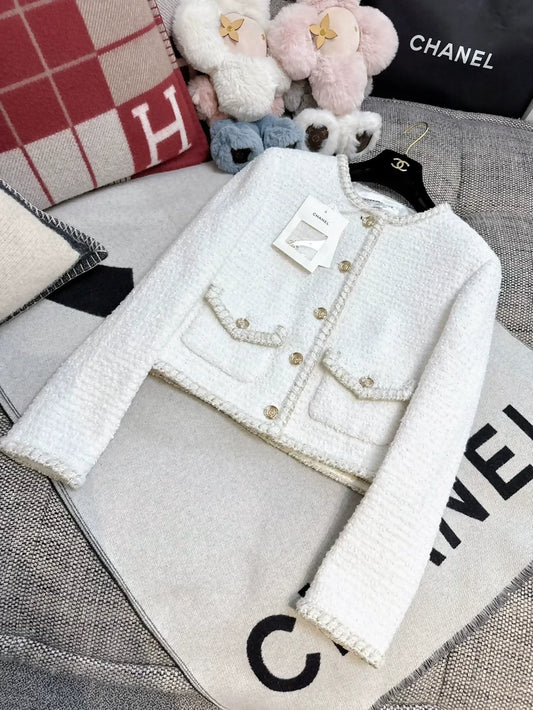 Chanel 25A Métiers d'Art white tweed jacket with gold trim