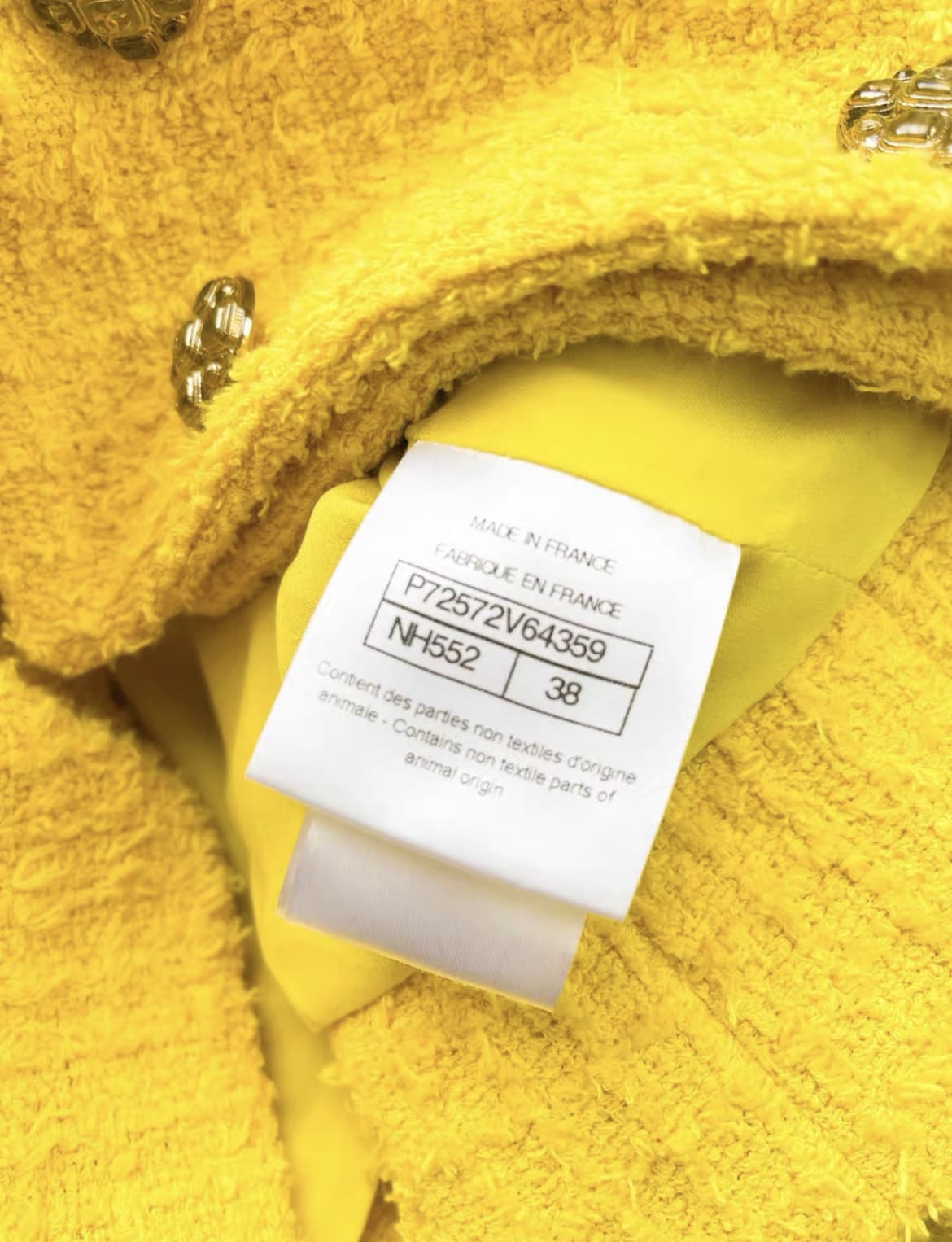 22PシャネルCHANEL黄ショートカーデジャケットライオンボタンP72469 22PシャネルCHANEL黄ショートカーデジャケットライオンボタンP72469