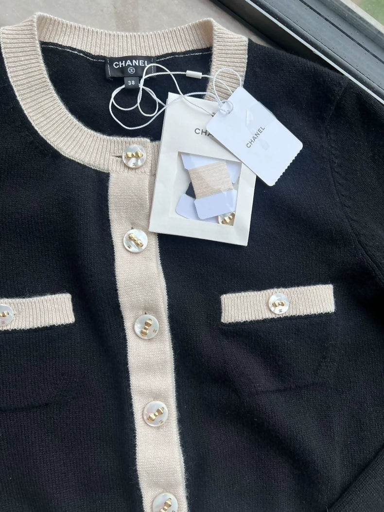 Chanel 25k black/ecru cashmere top