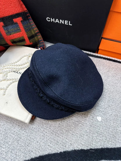 Chanel 19V cap in navy blue tweed, size M