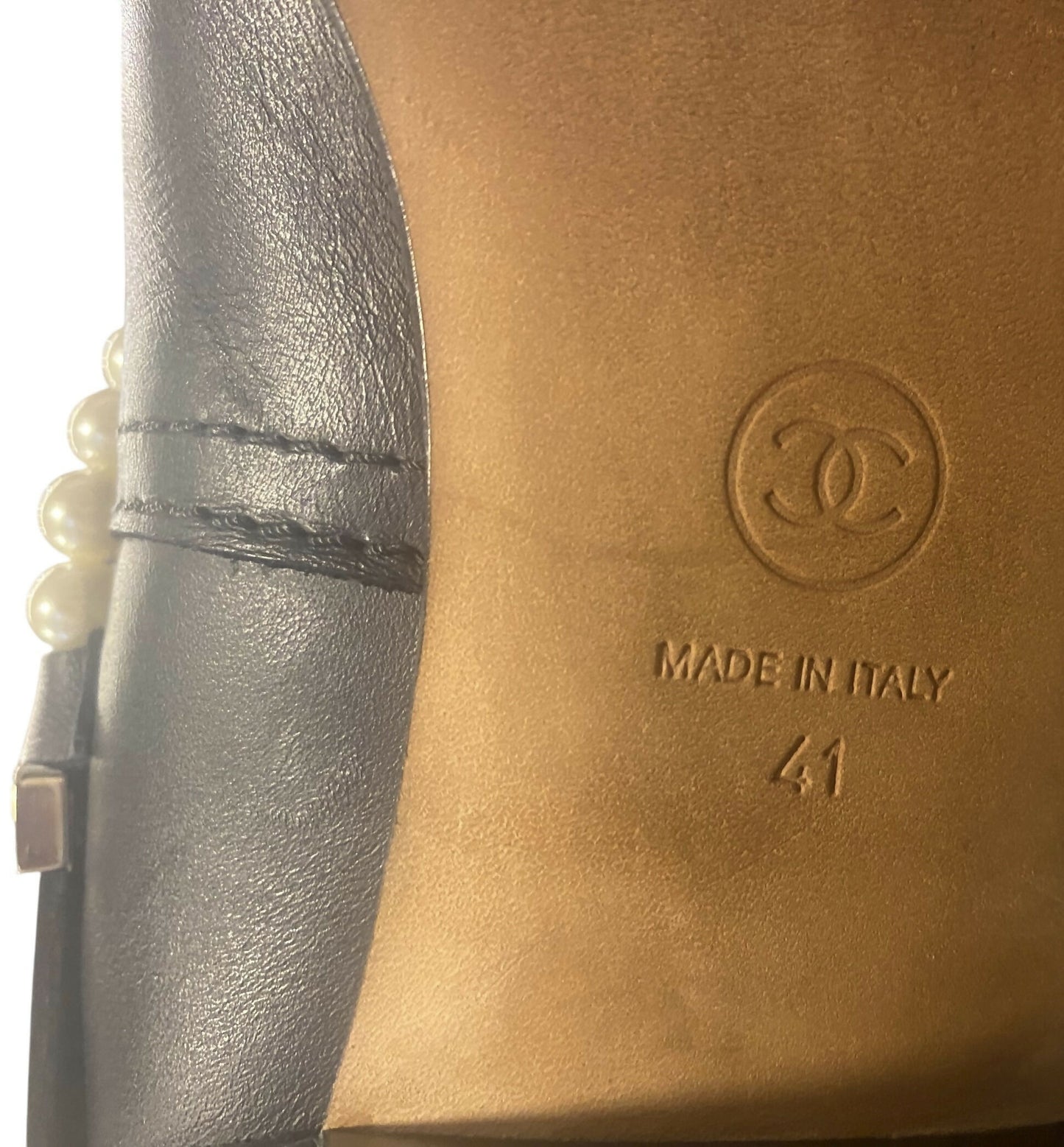 CHANEL 18A HAMBURG BLACK LEATHER PEARL CHAIN RIDING KNEE HIGH BOOTS EU 41