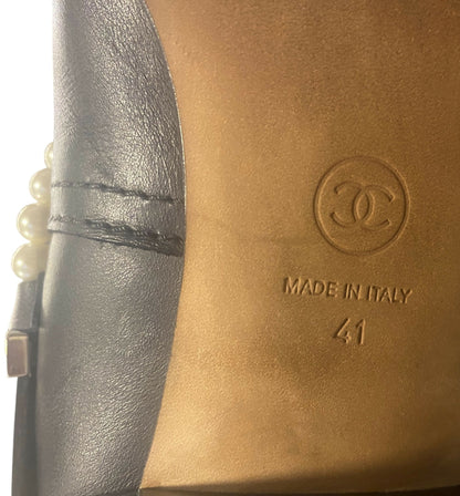 CHANEL 18A HAMBURG BLACK LEATHER PEARL CHAIN RIDING KNEE HIGH BOOTS EU 41