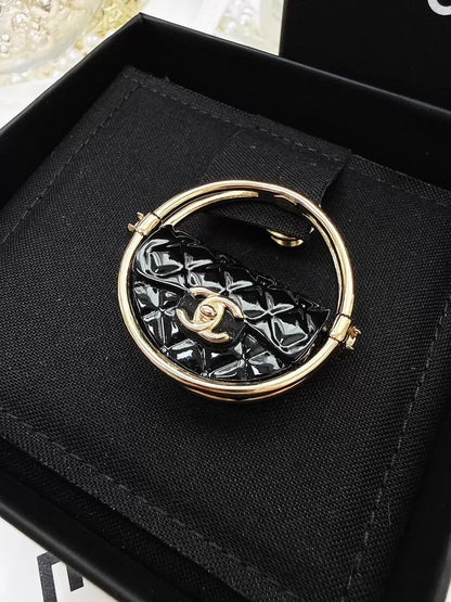 Chanel 23c gold and black acrylic bag with hula hoop-shaped round brooch