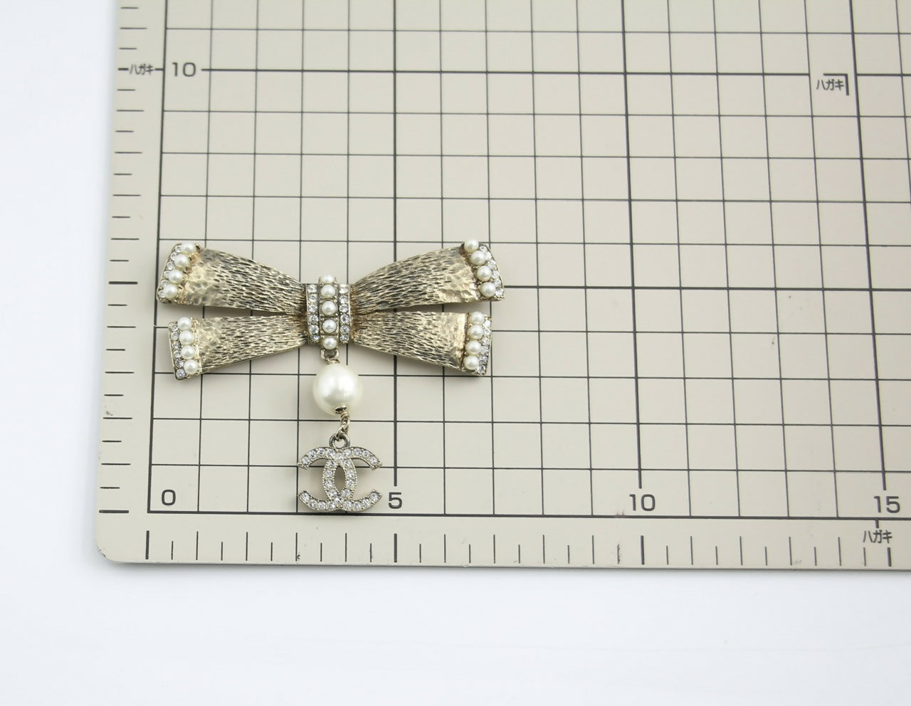 Chanel Vintage 06P Metal Imitation Pearl Bow Brooch – Wararni.com