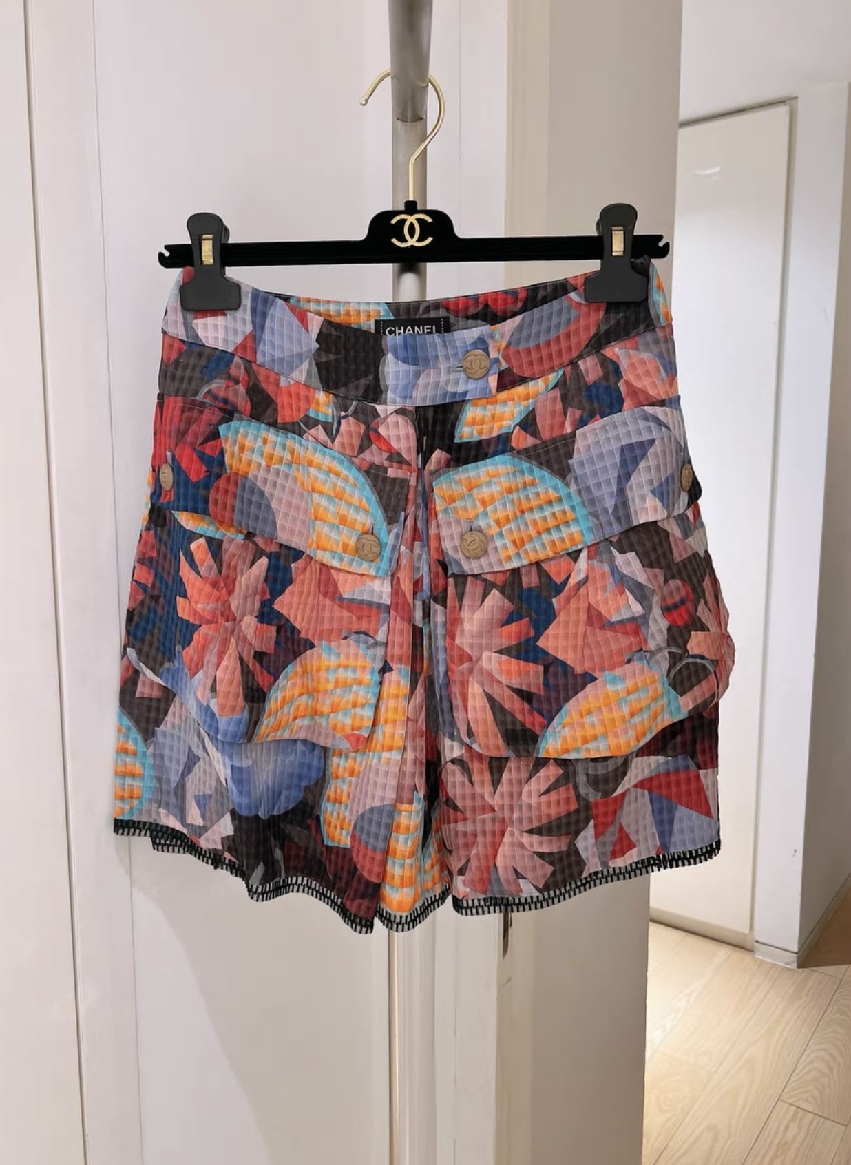 CHANEL Chanel colorful printed silk shirt and shirt set - Small Shorts - Vintage fashion from Wararni