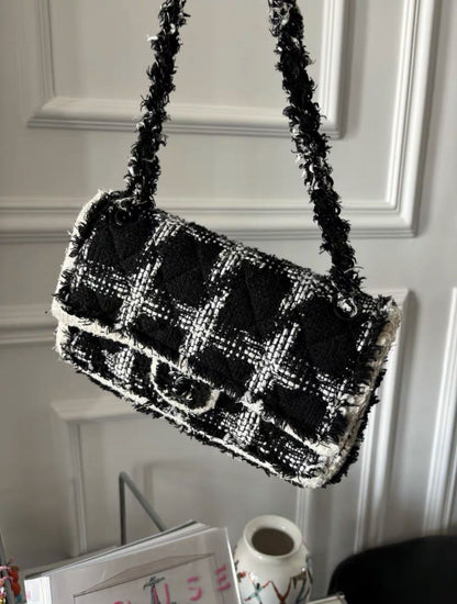 CHANEL Chanel Houndstooth Wool Medium Flap Bag - Medium Crossbody Bag - Vintage fashion from Wararni