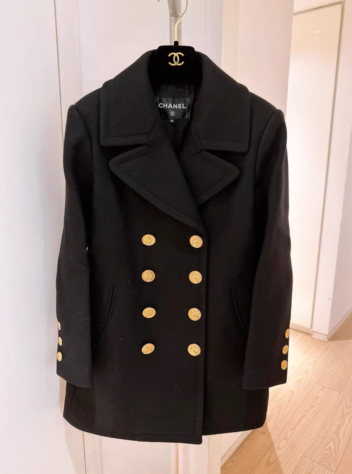 CHANEL Chanel 16 Rome Series Black Gold Cashmere Jacket - 36 Jacket - Vintage fashion from Wararni