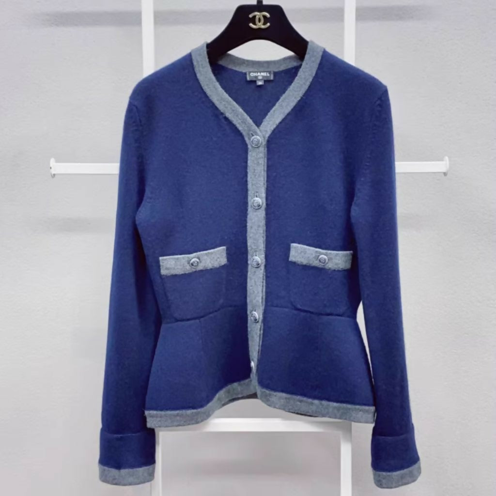 Chanel blue knitted cashmere cardigan + skirt suit – Wararni.com
