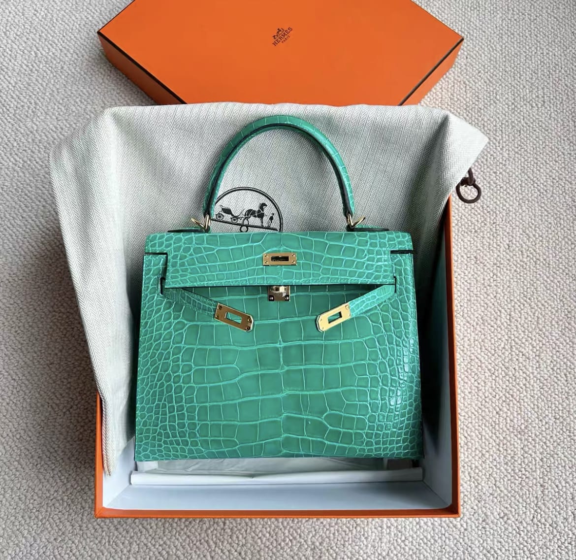 Hermès Hermes Kelly 25 imperial green shiny alligator gold hardware - 25 Crossbody Bag - Secondhand luxury from Wararni