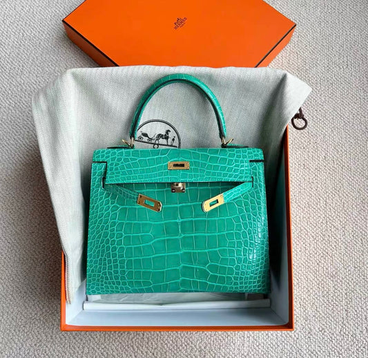 Hermès Hermes Kelly 25 imperial green shiny alligator gold hardware - 25 Crossbody Bag - Secondhand luxury from Wararni