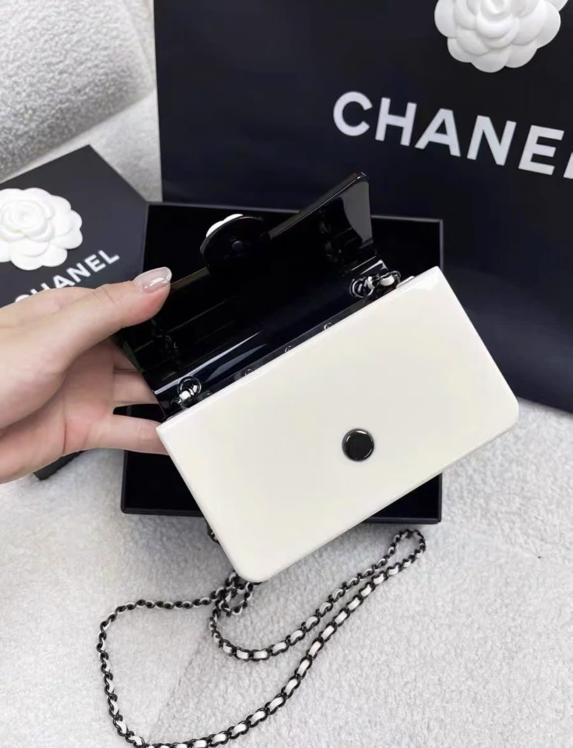 CHANEL アクリル チェーン ショルダーバッグ 黒白 2021年 CHANEL チョコバー シングルフラップシングルチェーン 2021年以降