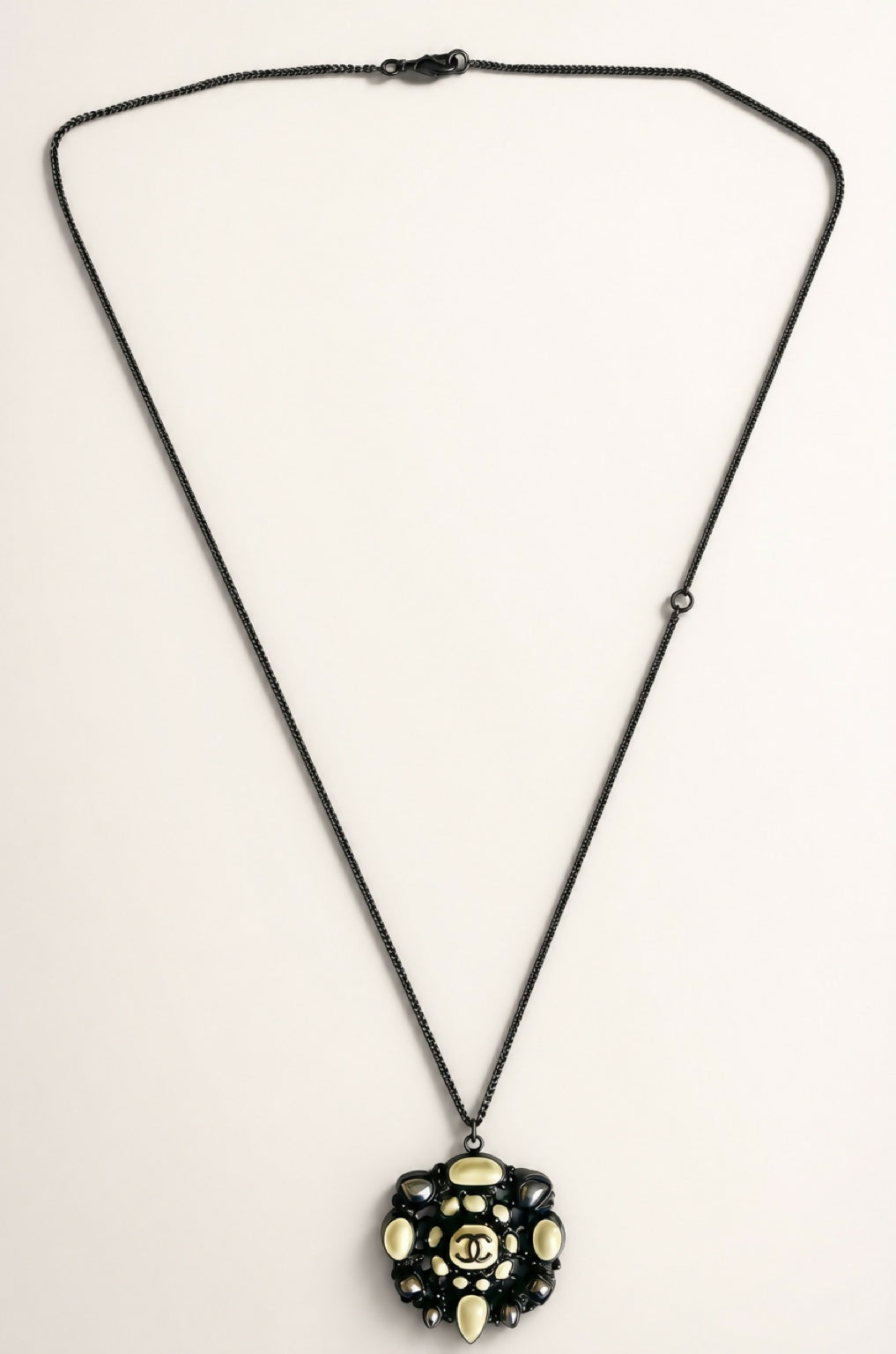 Rare Chanel 12A Paris Bombay White Metallic Grey Ruthenium Pendant Necklace
