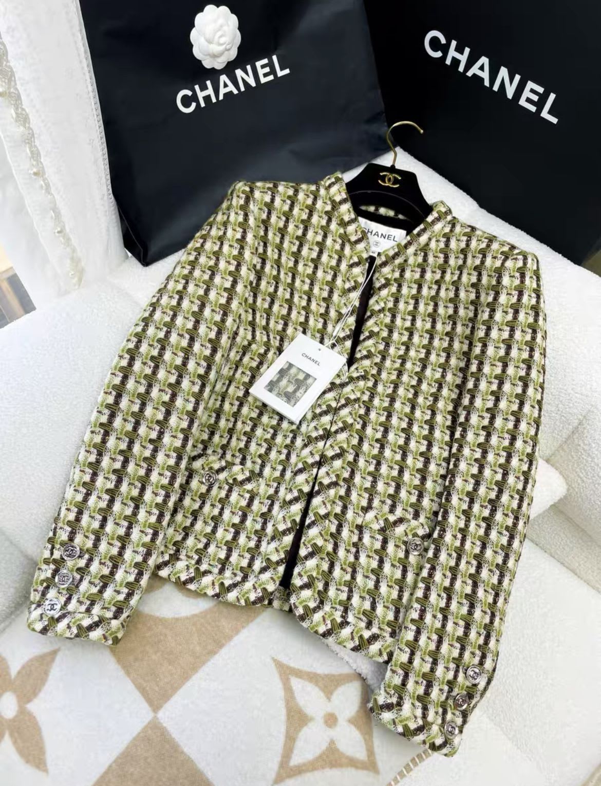 CHANEL Chanel 23 cruise green tweed jacket - 40 Jacket - Vintage fashion from Wararni