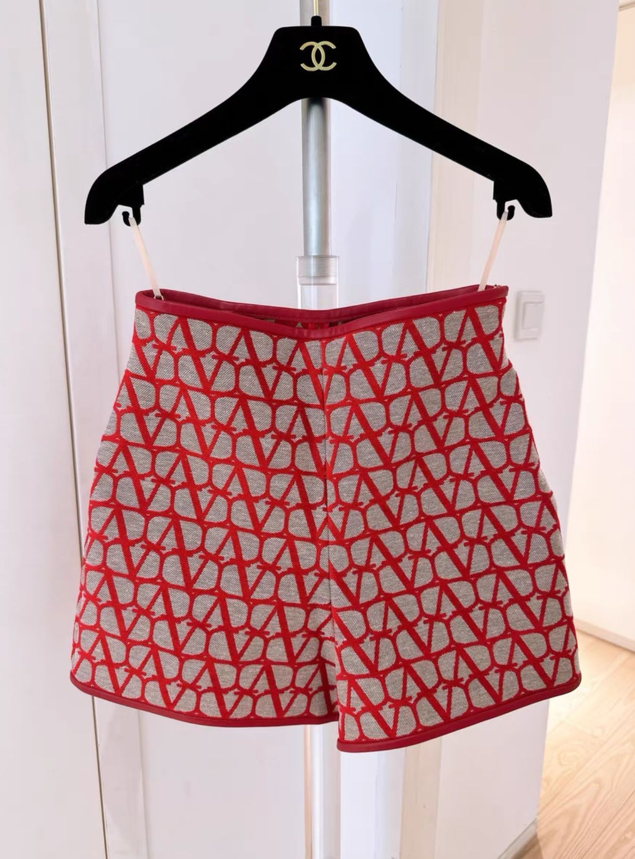 VALENTINO Valentino red V-label high-waisted shorts - Medium Shorts - Vintage fashion from Wararni