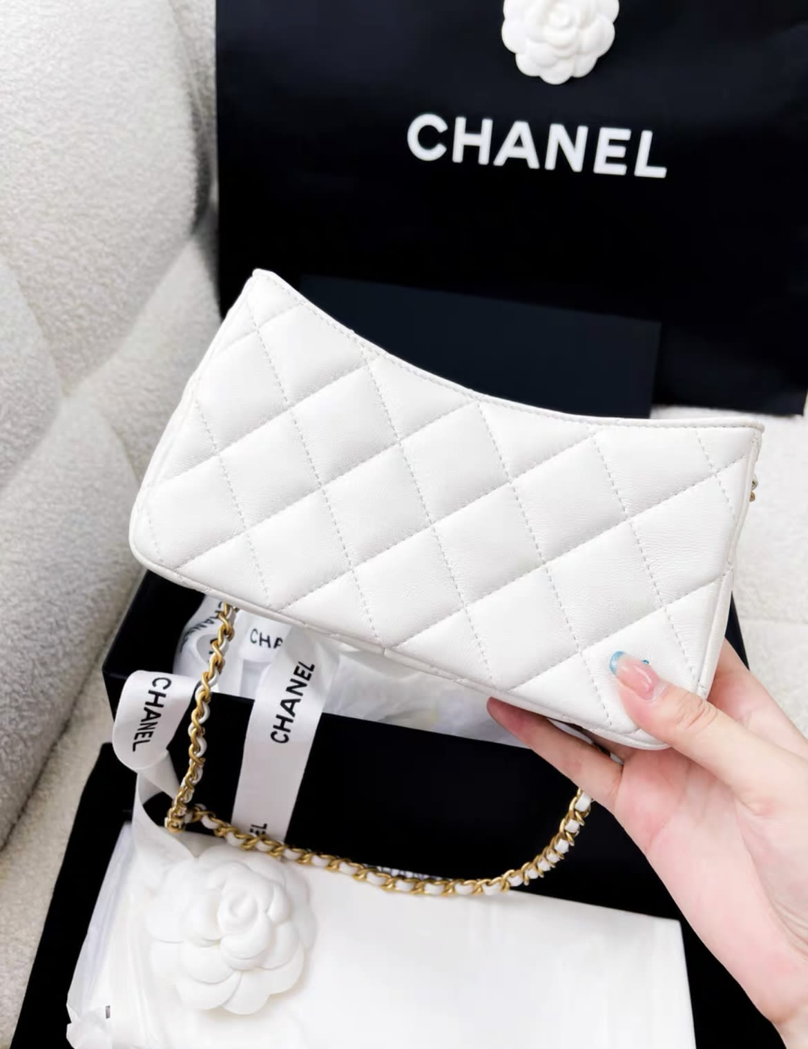 Chanel 24A pearl handle white leather chain bag