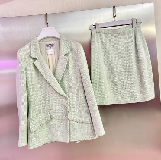 CHANEL Chanel Green and White Tweed Suit - 40 Jacket - Secondhand luxury from Wararni