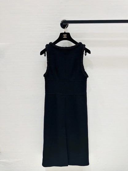 Chanel 25B black button-up dress i