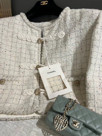 Chanel 25A ecru tweed jacket