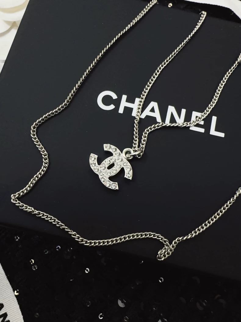 Classic Chanel 07V choker necklace in silver with double C