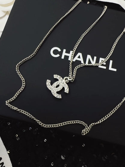 Classic Chanel 07V choker necklace in silver with double C