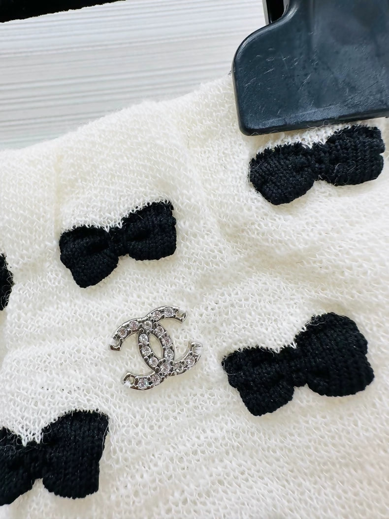 Chanel 25K white and black bow-tie midi skirt