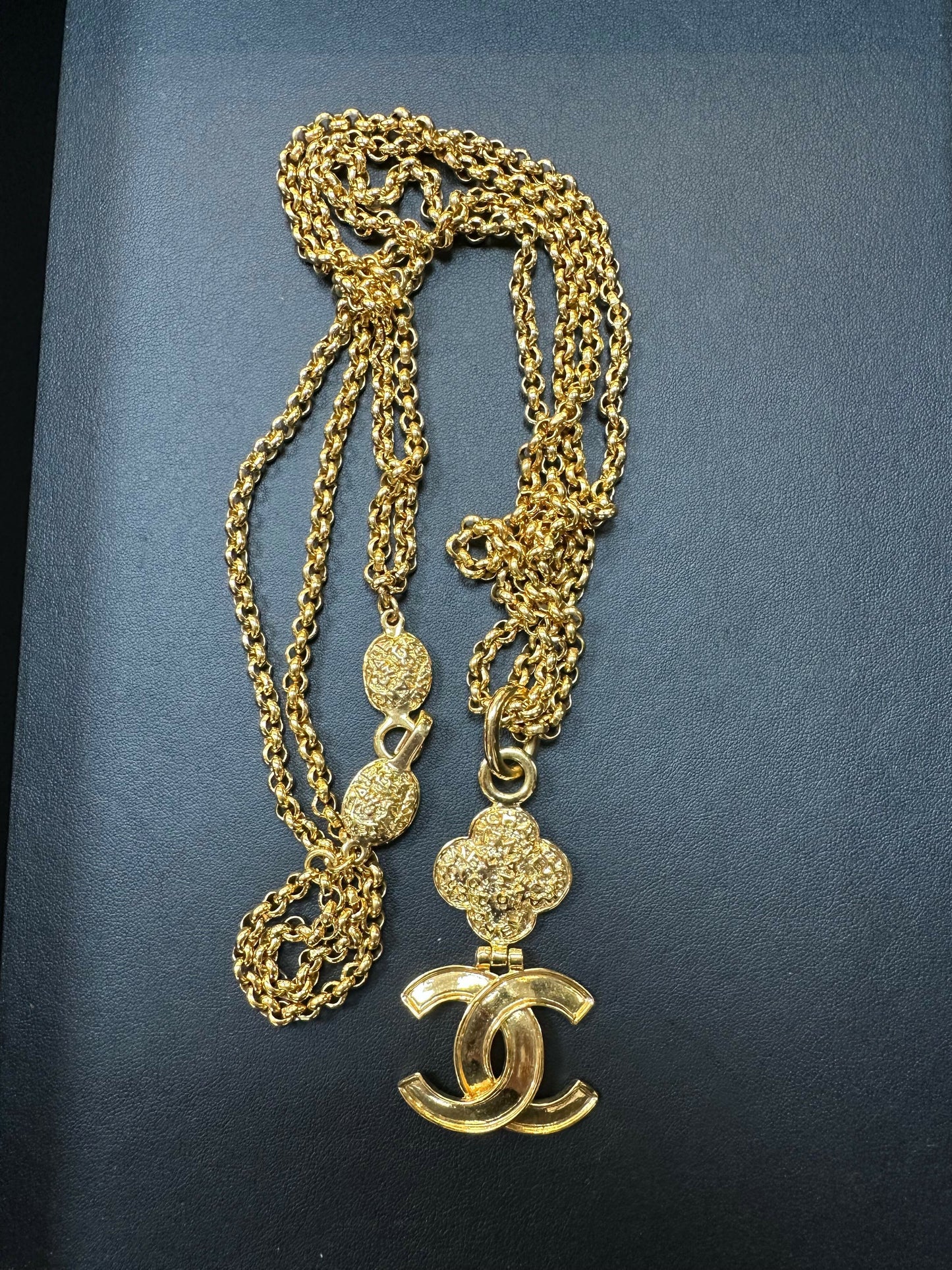 Chanel Vintage 95A Gold-Plated Plain Gold Flower Necklace