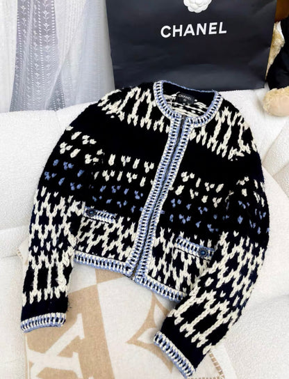 CHANEL Chanel size 38 blue and white mixed color knitted cardigan - Medium Cardigan - Used fashion item from Wararni