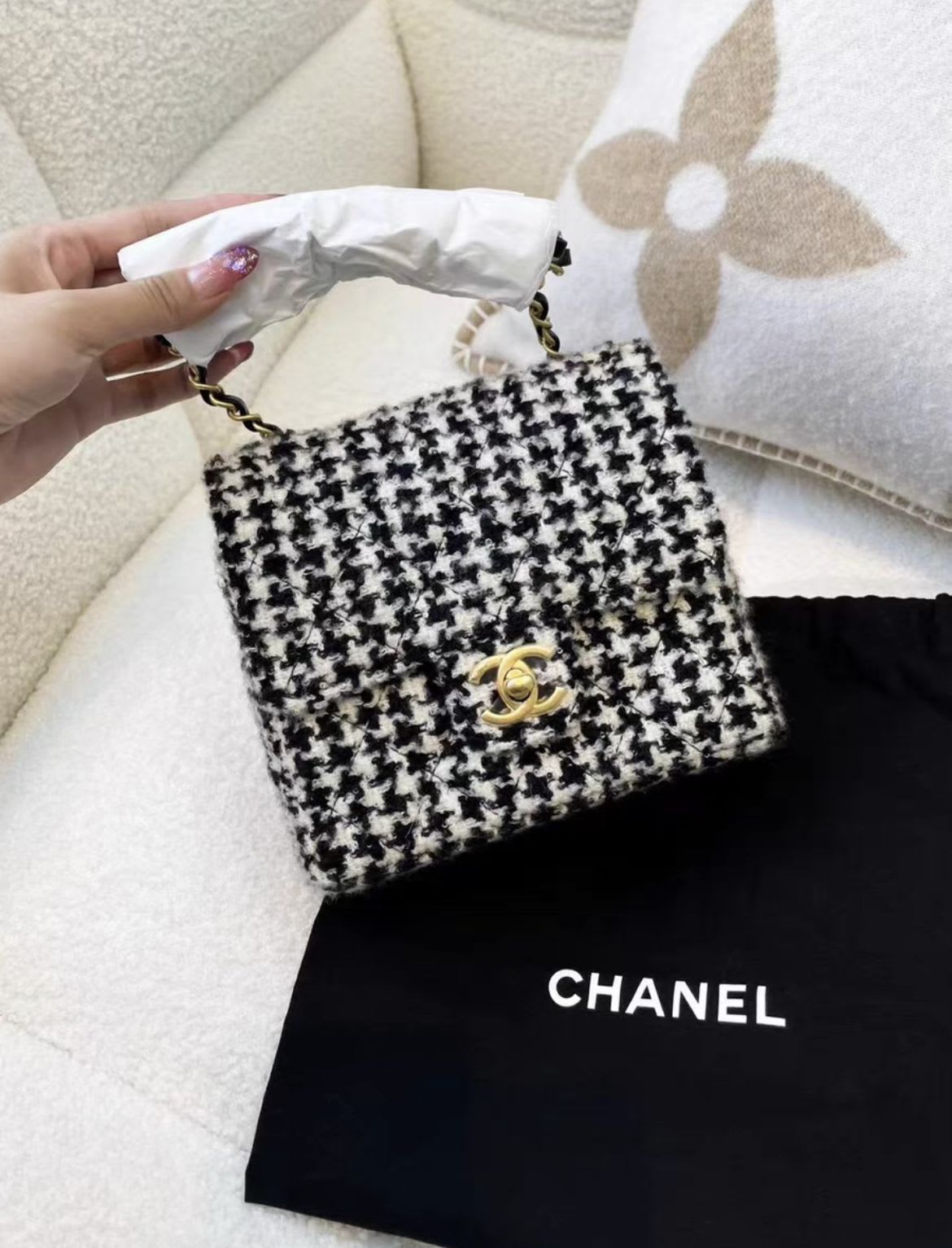 CHANEL Chanel 22 black and white tweed square chain bag - Small Crossbody Bag - Used fashion item from Wararni