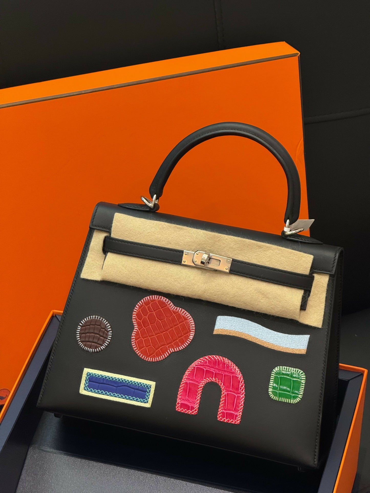 Hermès Kelly 25 Broderie Colla Noir / Matte Alligator & Swift Leather with Embroidered Pink Badge & Palladium Hardware