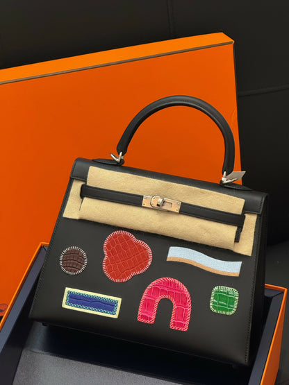 Hermès Kelly 25 Broderie Colla Noir / Matte Alligator & Swift Leather with Embroidered Pink Badge & Palladium Hardware