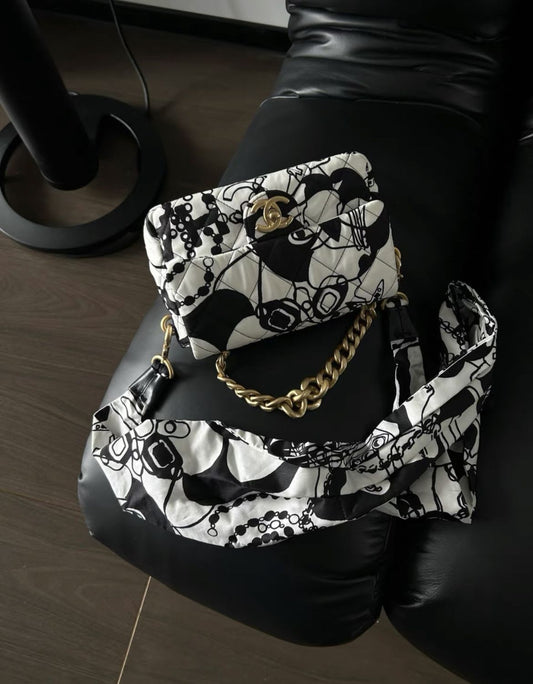 CHANEL Chanel black and white graffiti bag - Medium Crossbody Bag - Used fashion item from Wararni