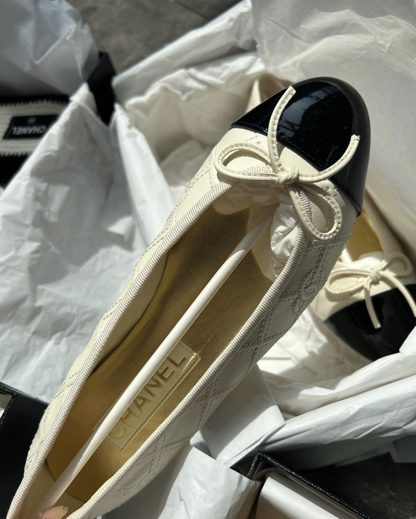 Chanel 23ss dark grain white ballerina