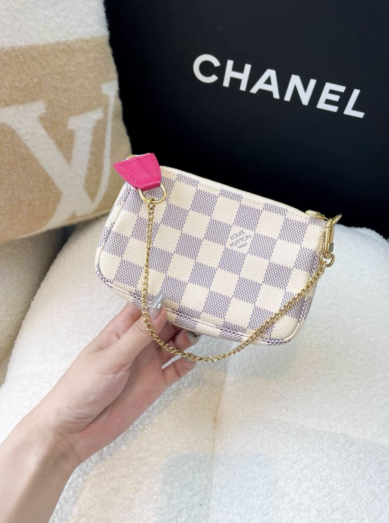 LV Louis Vuitton Christmas Limited White Checkerboard Vivienne Graffiti Bag