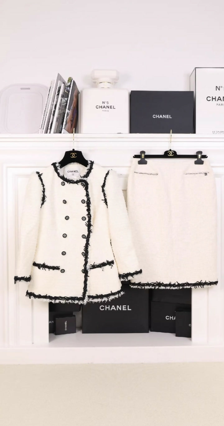 Chanel 2009 Black and ecru tweed jacket and skirt set.