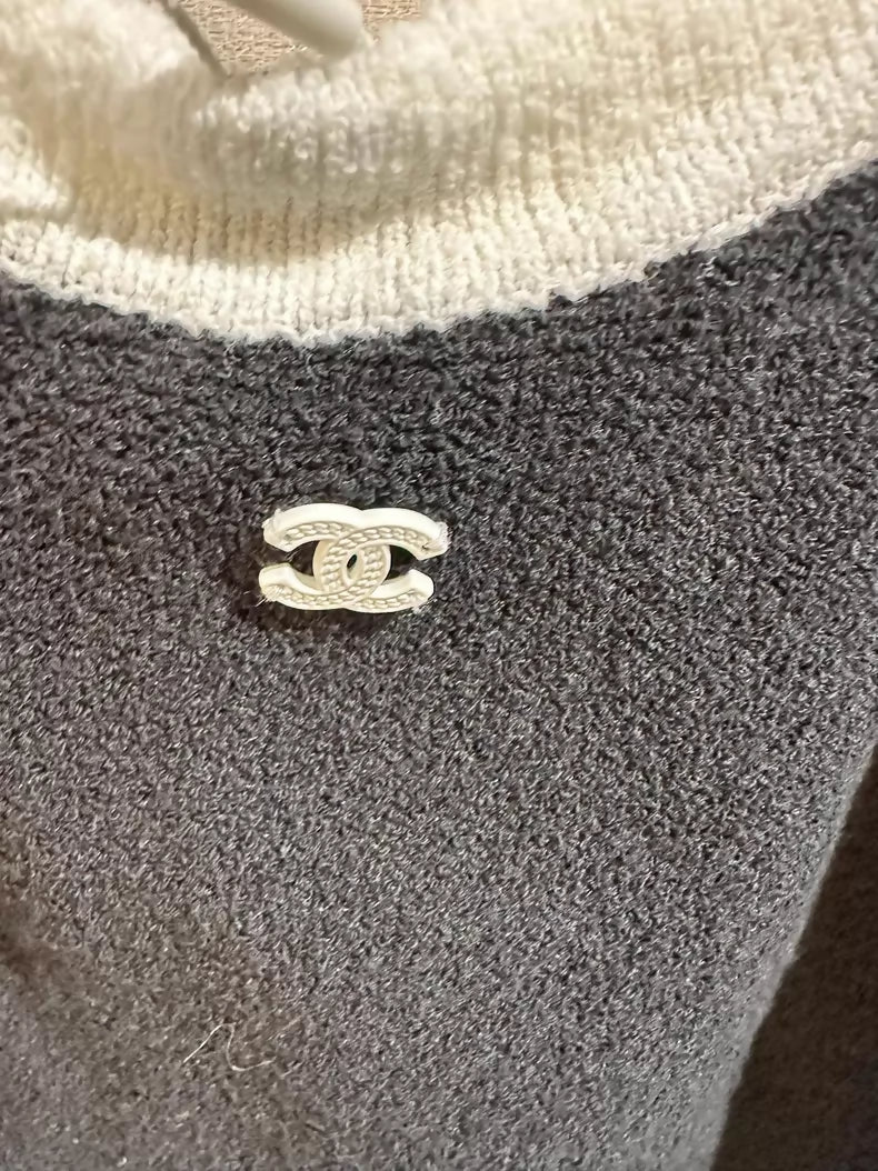 Chanel 23P black and white knit top
