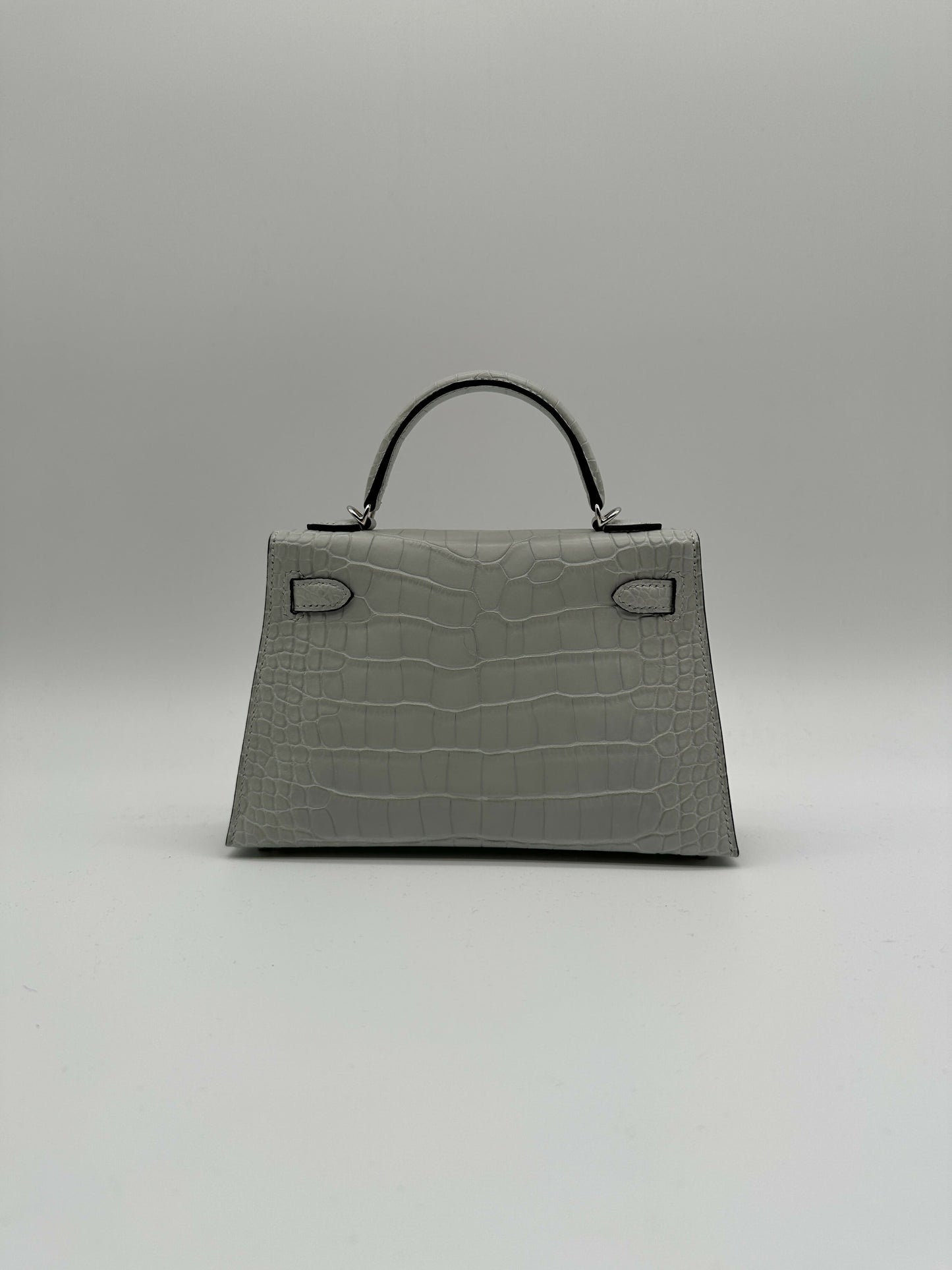 Hermès Kelly 20 Gris Neve Matte Alligator PHW K 2026