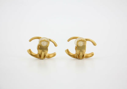 Chanel Vintage 00T Gold-Plated Matte Gold Classic CC Clip-on Earrings